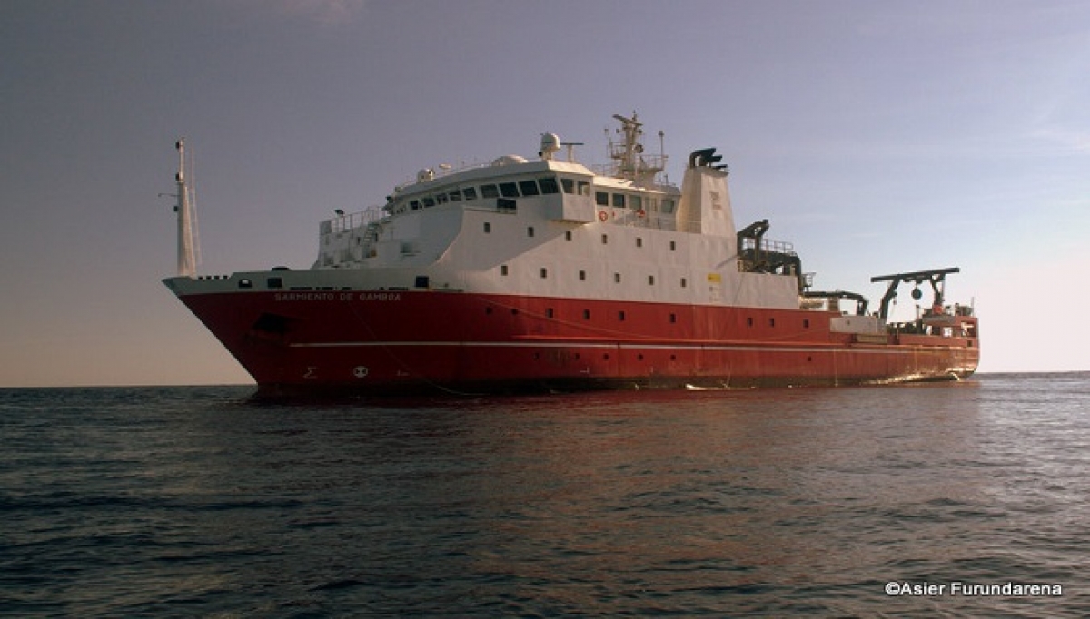 Researchers and technical staff of SITMA collaborate actively throughout the whole “FLUXES II” oceanographic cruise